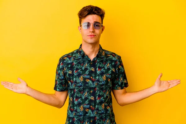 Hombre Caucásico Joven Con Una Camisa Hawaiana Aislada Sobre Fondo — Foto de Stock