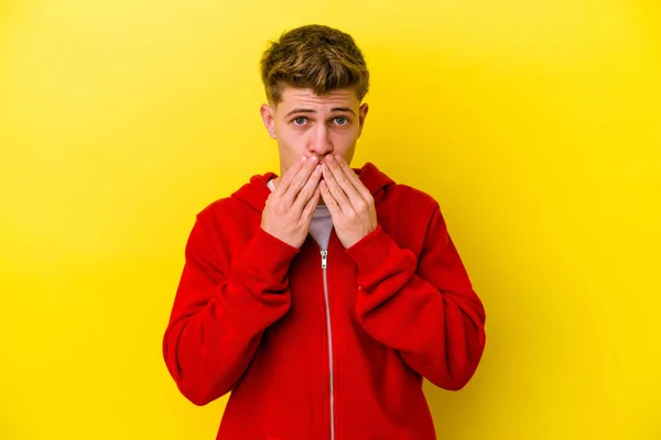 Joven Hombre Caucásico Aislado Sobre Fondo Amarillo Impactado Cubriendo Boca — Foto de Stock