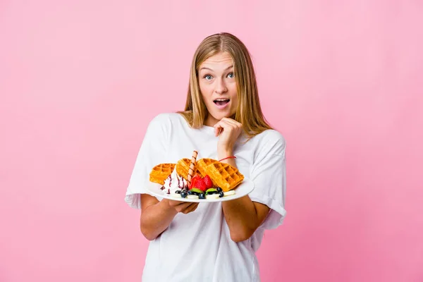 Waffle Yiyen Genç Bir Rus Kadın Yalnız Başına Şans Diliyor — Stok fotoğraf