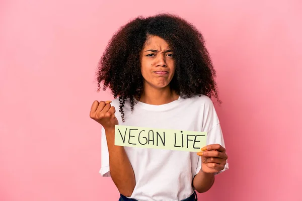 Jovem Afro Americana Encaracolada Segurando Cartaz Vida Vegan Mostrando Punho — Fotografia de Stock