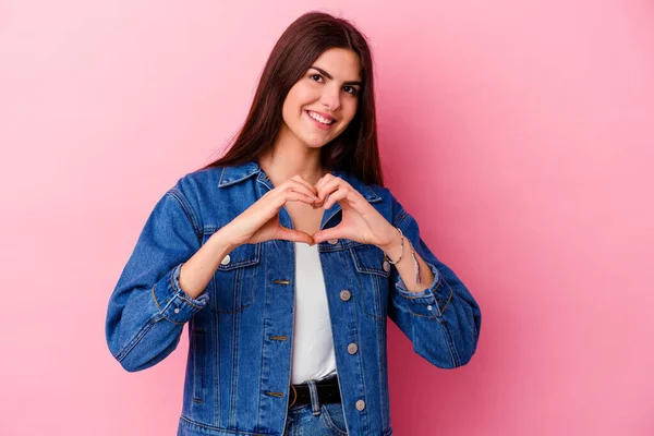 Mulher Branca Jovem Isolado Fundo Rosa Sorrindo Mostrando Uma Forma — Fotografia de Stock