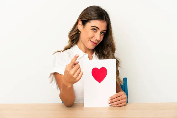 Mulher Caucasiana Jovem Segurando Cartão Dia Dos Namorados Isolado Apontando — Fotografia de Stock