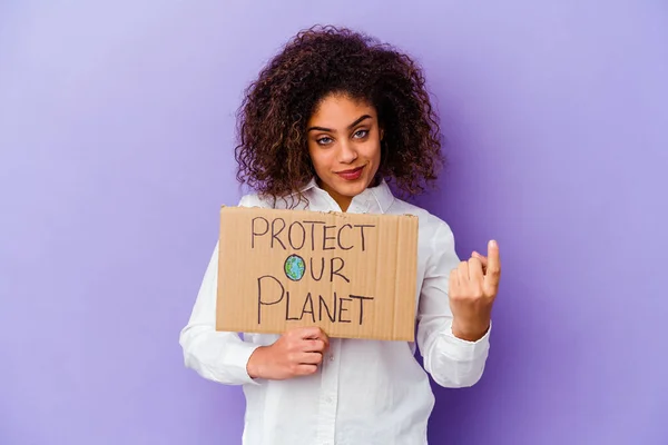 Молодая Афро Американка Плакатом Силы Девушки Изолирована Фиолетовом Фоне Указывая — стоковое фото