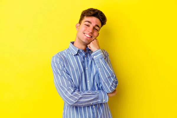 Mladý Běloch Izolovaný Žlutém Pozadí Úsměvem Šťastný Sebevědomý Dotýkající Brady — Stock fotografie