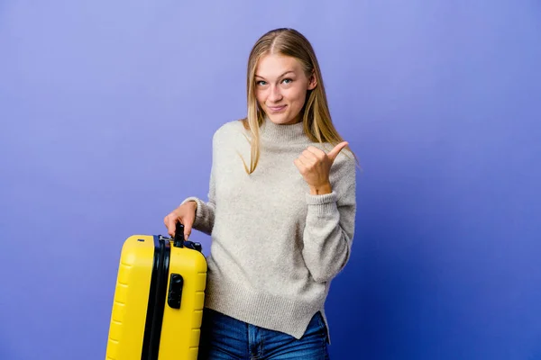 Mujer Rusa Joven Sosteniendo Maleta Para Viajar Levantando Ambos Pulgares — Foto de Stock