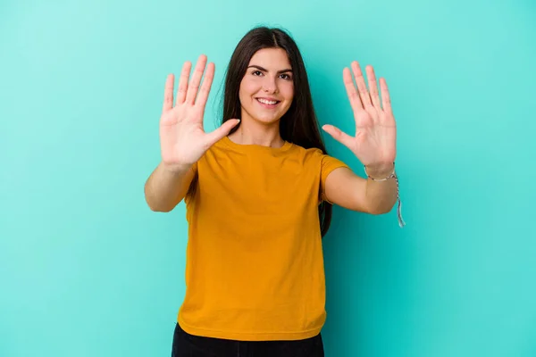 Jeune Femme Caucasienne Isolée Sur Fond Bleu Montrant Numéro Dix — Photo