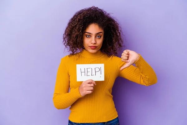 Jovem Afro Americana Segurando Cartaz Ajuda Isolado Fundo Roxo Mostrando — Fotografia de Stock