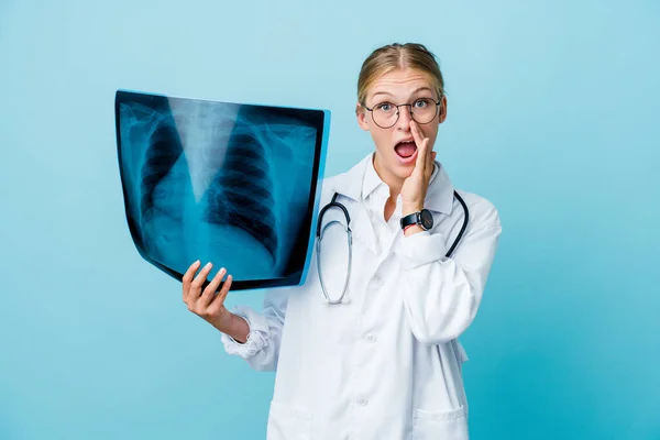 Joven Doctora Rusa Sosteniendo Una Gammagrafía Ósea Azul Gritando Emocionada —  Fotos de Stock