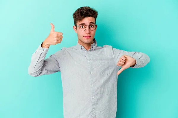 Joven Hombre Caucásico Aislado Sobre Fondo Azul Mostrando Pulgares Hacia —  Fotos de Stock