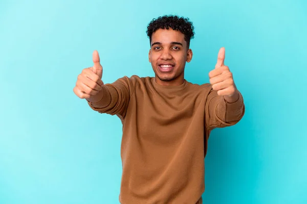 Jovem Afro Americano Encaracolado Homem Isolado Azul Sorrindo Levantando Polegar — Fotografia de Stock