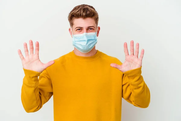 Junger Mann Mit Einer Maske Für Coronavirus Auf Weißem Hintergrund — Stockfoto