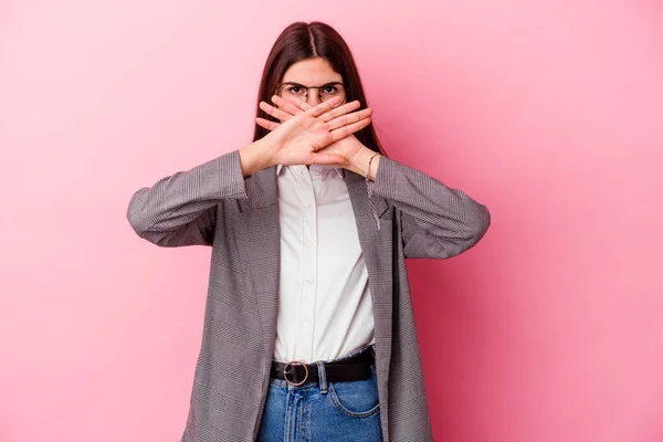 Jovem Mulher Negócios Caucasiana Isolado Fundo Rosa Fazendo Gesto Negação — Fotografia de Stock