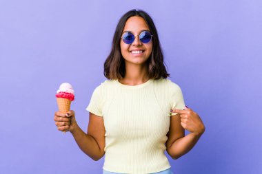 Dondurmacı yiyen genç bir ırk kadını tişört fotokopi alanını işaret ediyor, gururlu ve kendinden emin.