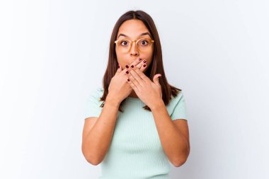 Genç melez kadın, elleri ile ağzını kapatırken şok oldu..