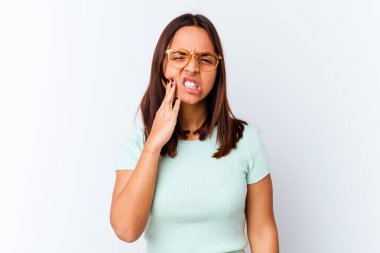 Genç melez kadın izole edilmiş güçlü diş ağrısı, azı dişi ağrısı var..