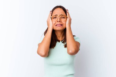 Genç melez kadın ağlayarak kendini soyutladı. Acı ve kafa karışıklığı gibi bir şeyden mutsuzdu..