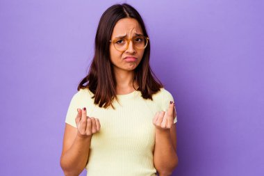 Genç melez kadın izole edilmiş, parası olmadığını gösteriyor..