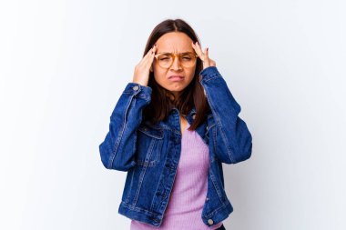 Genç melez kadın yalnız başına, başı ağrıyor, yüzüne dokunuyor..