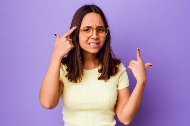 Genç melez kadın, işaret parmağıyla hayal kırıklığı jesti yapıyor..