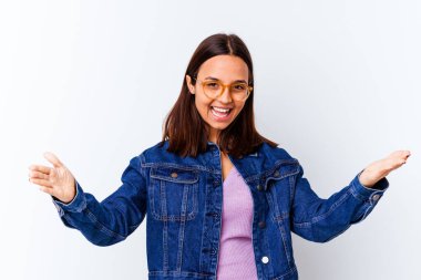 Genç melez kadın zaferi ya da başarıyı kutluyor, şaşırıyor ve şok oluyor..