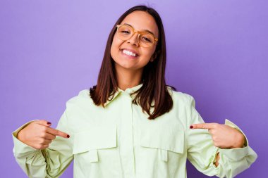 Genç melez kadın parmaklarıyla izole edilmiş noktalar, pozitif duygu..