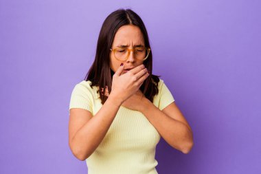 Genç melez bir kadın virüs ya da enfeksiyon yüzünden boğaz ağrısı çekiyor..