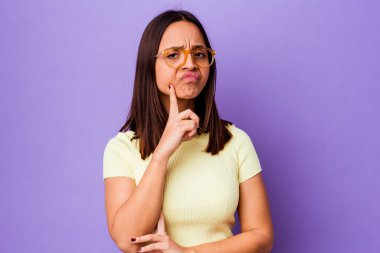 Genç melez kadın kameraya bakıp alaycı bir ifadeyle kendini soyutlamış..