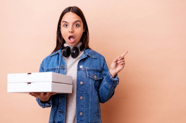 Elinde pizza tutan melez bir kadın.