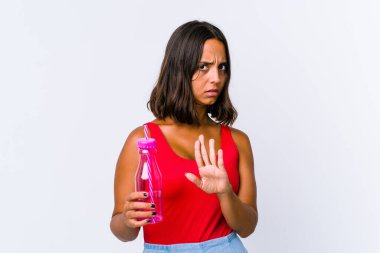 Melez bir kadın elinde milkshake tutarak inkar jesti yapıyor.