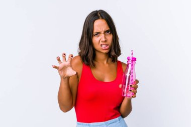 Melez bir kadın elinde milkshake tutarken pençelerini kedi taklidi yaparken gösteriyor, agresif bir hareket..