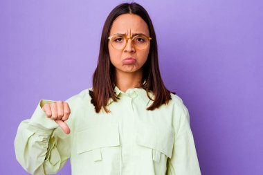 Genç melez bir kadın izole edilmiş, hoşlanmadığı bir jest yapıyor, kabul etmiyor. Anlaşmazlık konsepti.