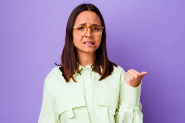 Genç melez kadın işaret parmağıyla fotokopi alanını işaret ederek şok oldu..