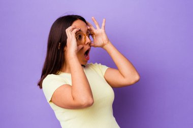 Genç melez kadın izole edilmiş. Gözlerini açık tutarak bir başarı fırsatı arıyor..