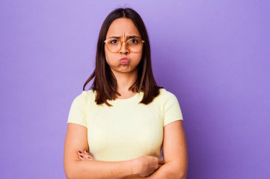 Genç melez kadın, izole edilmiş yanaklar, yorgun bir ifade var. Yüz ifadesi kavramı.