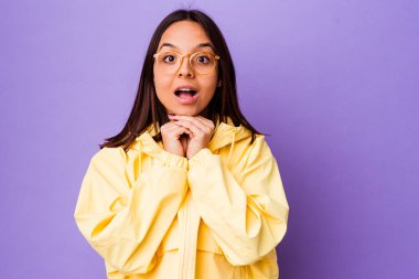 Genç melez kadın yalnız başına şans diliyor, şaşırmış ve ağzı açık bir şekilde önüne bakıyor..