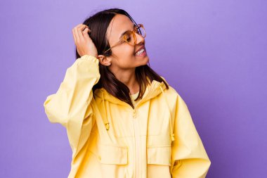 Genç melez kadın zaferi, tutkuyu ve coşkuyu, mutlu ifadeyi kutluyor..