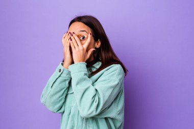 Genç melez kadın parmaklarıyla gözünü kırp korkmuş ve gergin..