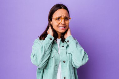 Genç melez kadın, kafasının arkasına dokunmayı, düşünmeyi ve bir seçim yapmayı tecrit etti..