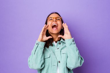 Genç melez kadın yalnız başına heyecanlı bir şekilde bağırıyor..