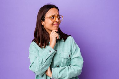 Genç melez kadın yalnız, kafası karışık, kararsız ve kendinden emin değil..