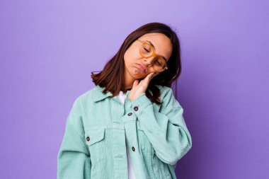 Genç, melez, izole bir kadın. Sıkılmış, yorgun ve dinlenmeye ihtiyacı var..