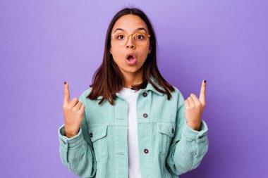 Genç melez kadın, ağzı açık, üst tarafı işaret ederek izole edilmiş..