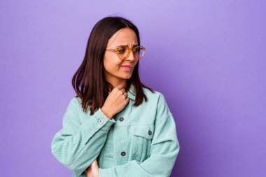 Genç melez bir kadın virüs ya da enfeksiyon yüzünden boğaz ağrısı çekiyor..