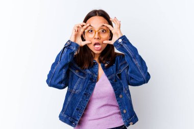 Genç melez kadın izole edilmiş. Gözlerini açık tutarak bir başarı fırsatı arıyor..