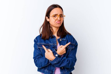 Genç melez kadın iki seçenekten birini seçmeye çalışıyor..