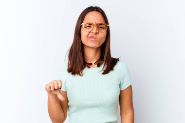 Genç melez kadın kendini soyutlamış baş parmağını aşağı gösteriyor, hayal kırıklığı konsepti..