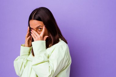 Genç melez kadın parmaklarıyla gözünü kırp korkmuş ve gergin..