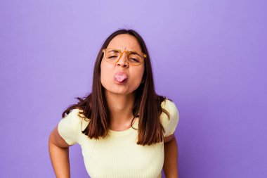 Genç melez kadın tuhaf ve arkadaş canlısı dilini dışarı çıkarmış..