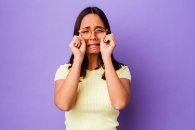 Genç melez kadın sızlanıp ağlayarak kendini soyutladı..