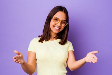 Genç melez kadın kendini güvende hissediyor kameraya sarılıyor..